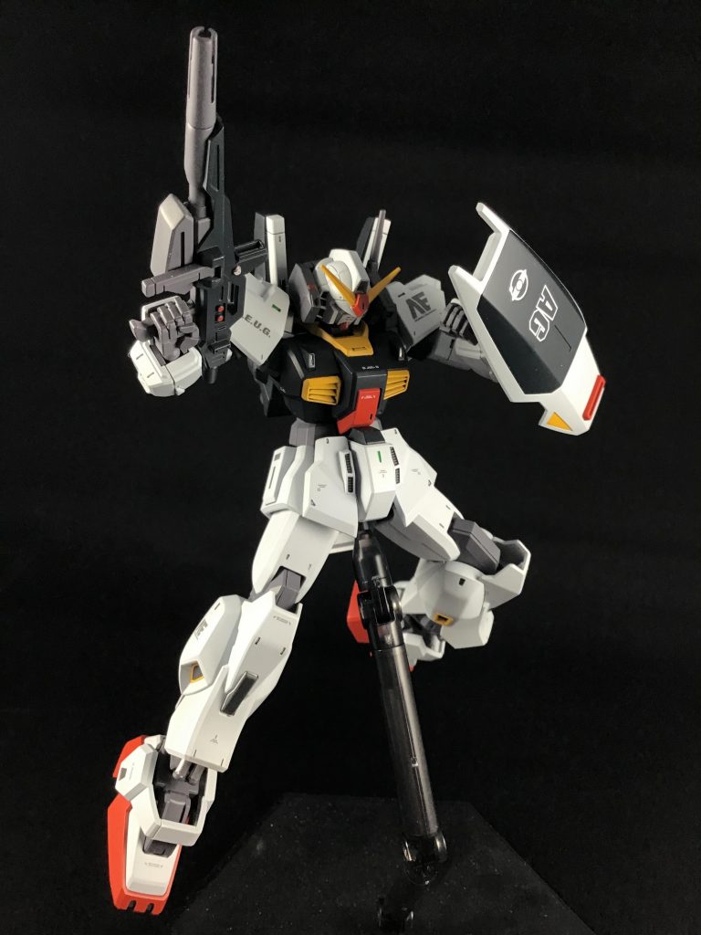 デカールはガンダムデカールと市販のデカールを使い貼りつけてみました。