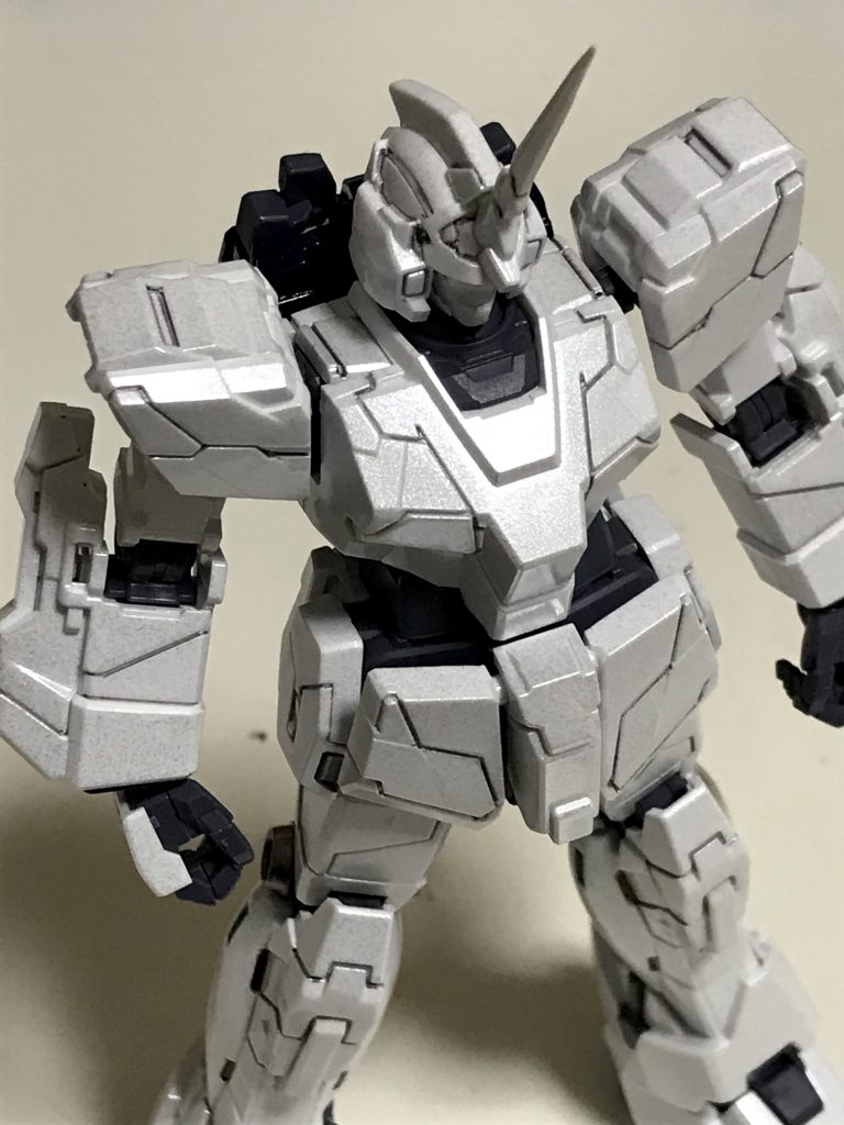 本体は、シャインシルバーを軽く吹いた上から、ホワイトパールをたっぷり吹きました。写真では分かりにくいのですが、角度によってシルバーのギラギラと、パールのキラキラが楽しめる、よくやるお気に入りの仕上げです(^^)