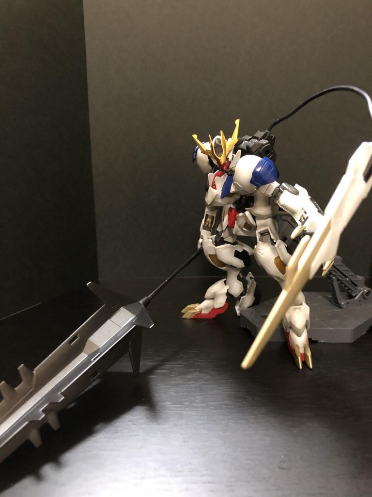 テイルブレード:モビルアーマーに装備されていた尻尾を移植。背部に格納され、使用時に三日月オーガスの感覚通りに伸びて敵機に襲いかかる！！