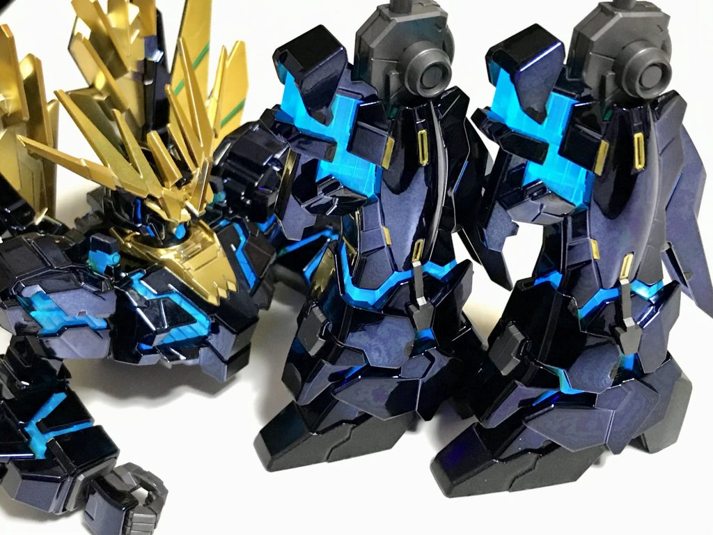 制作では、特になにもしていません。シールも全部使いました。ゲート跡をガンマカのブラックやゴールドでリタッチしたくらいです。実際にはバックパックとスリッパをメタリックブラックで塗っていますが、全身の輝きがすごくて、全く目立ちません…(汗)このように白い背景だと色みが分かりやすいかもしれませんね(^^)