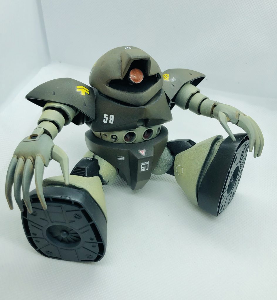 脚が開けるようにパンツを少し削りました