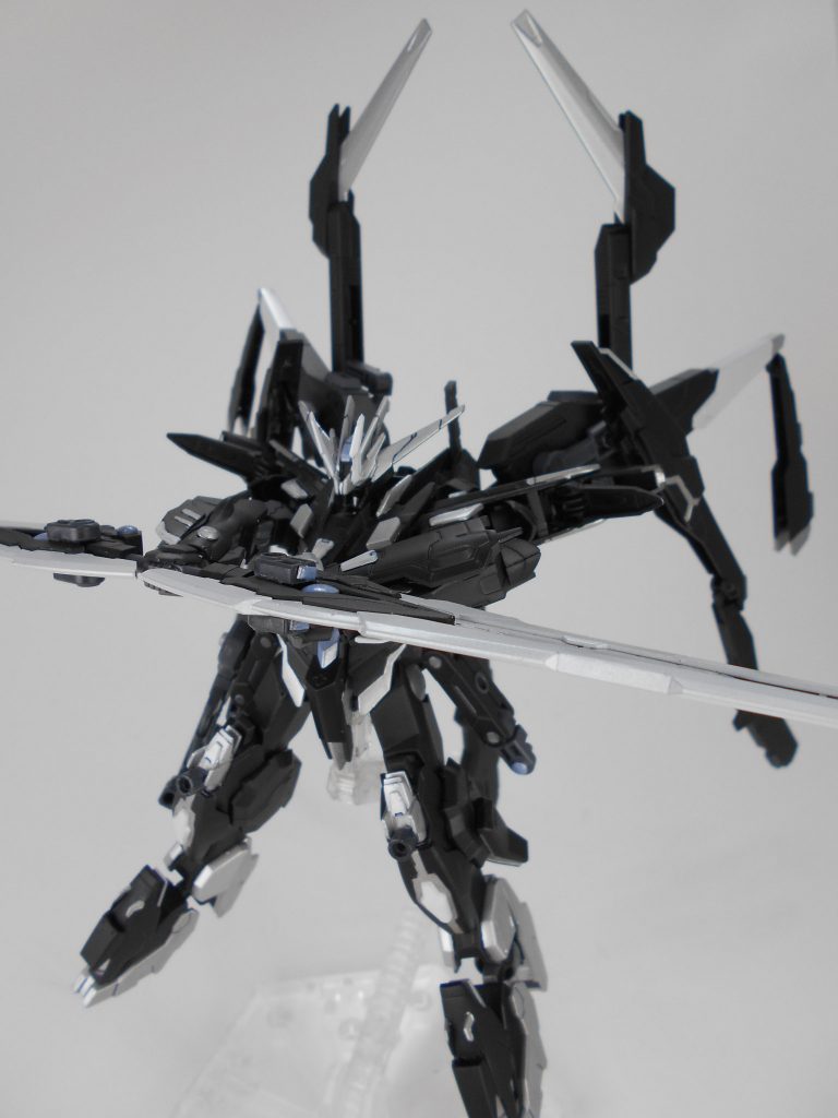 ヴォワチュール・リュミエール改・「セノーレンス」。ルナゲイザーのヴォワチュール・リュミエールを参考にビームを吸収、増幅、放射しますが増加したまま機体にチャージし、武装と機動力にエネルギーを安定して回すことで高威力と高機動の実現をしています。溜め込んだエネルギーを安定させるために隠し腕部を排除して余ったスペースにチャージします。「セノーレンス」はギリシャ語で「望月」のアナグラムです。