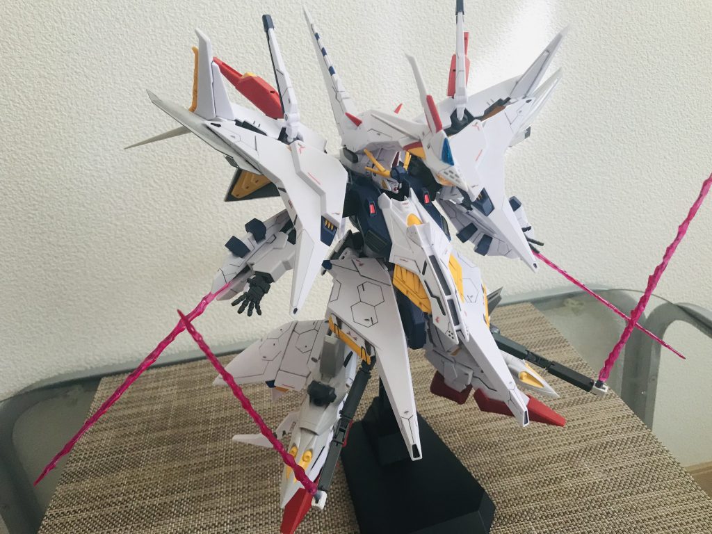 肩の可動はなかなか見栄えに影響してきます。肩にもパーツ追加。サーベルエフェクトはビルダーズパーツの1/100を使用。それくらいが丁度いい。 