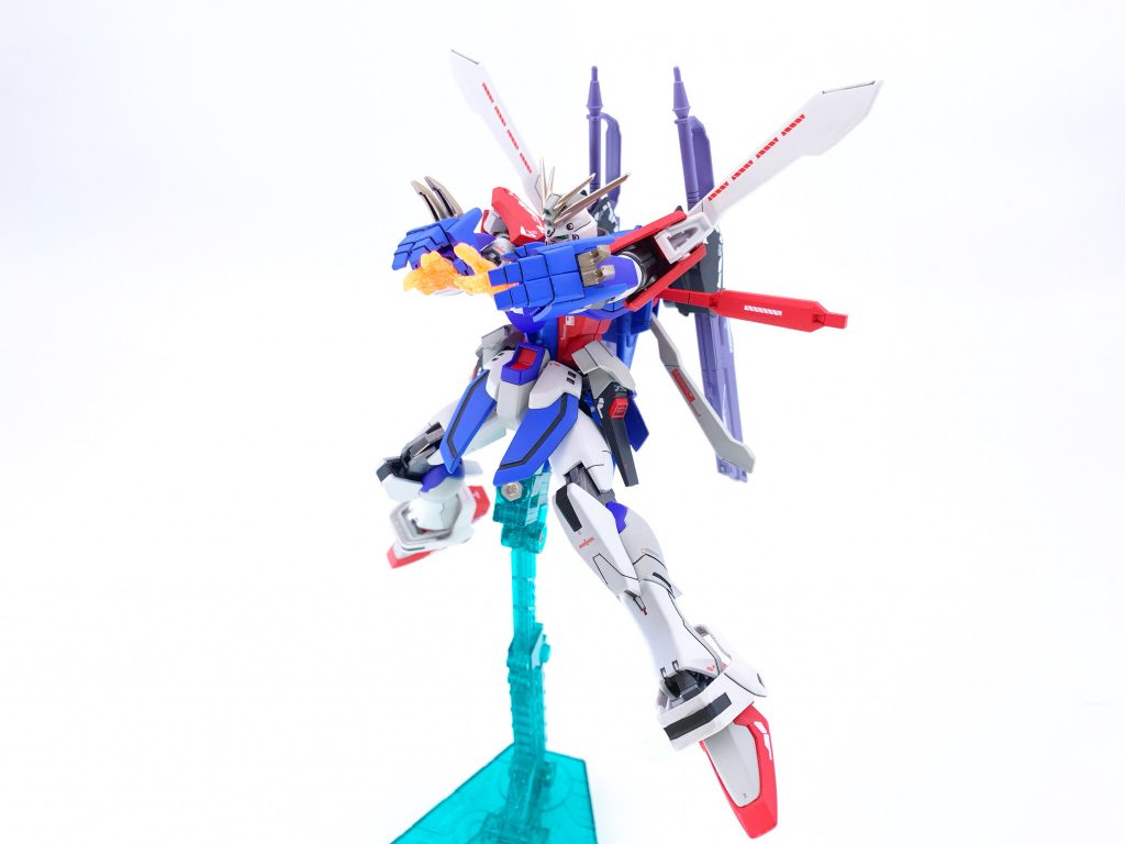 流派!東方不敗が最終奥義!石破ッ!天驚拳ー!!最終奥義である石破天驚拳も原型機よりも威力が格段に向上!また、ハイパーデュートリオンエンジンのおかげで無駄なエネルギーロスを最低限に抑えることで技の使用後の機体出力が落ちることは無いという設定です😊