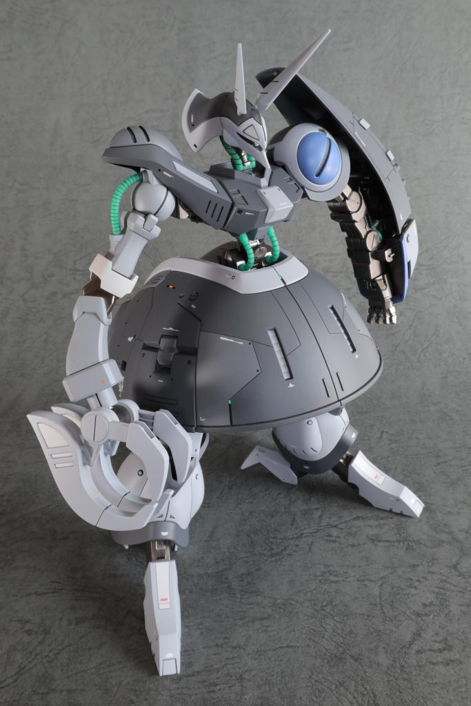 右腕の合わせ目消しが面倒くさいキットでした。あとピンク色のパーツの樹脂、強度は高いのですが毛羽だって加工がしづらい。外装はスチロール樹脂で良かったような。