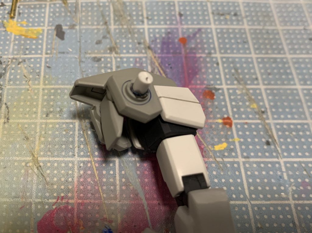 作業中、軸が折れてしまったのでランナー棒で修復… 