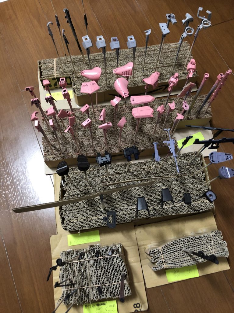 赤の下地サフはピンクサブで引き立ててます。