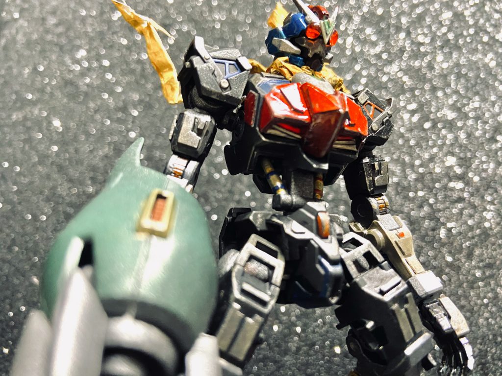 胸部腹部。ダクトはやめてスプリング・ケーブル類を人工筋肉っぽく入れてます。胸板は筆キャンディのシルバー乗せ。腹部のシリンダーも塗り分けてみました。