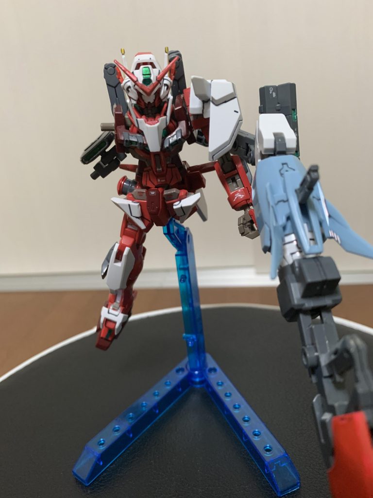 戦いで損傷、バイザーも外れ、本来の顔が明らかに…まだこれからだ!プトレマイオスアームズと接続!ハイパーランチャーに!