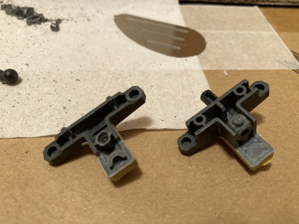 ボールジョイント部分を切り飛ばし、股関節を埋め込めるくらいまで削って整形します。受けの部分は穴があるので少し広げるだけでOKです。