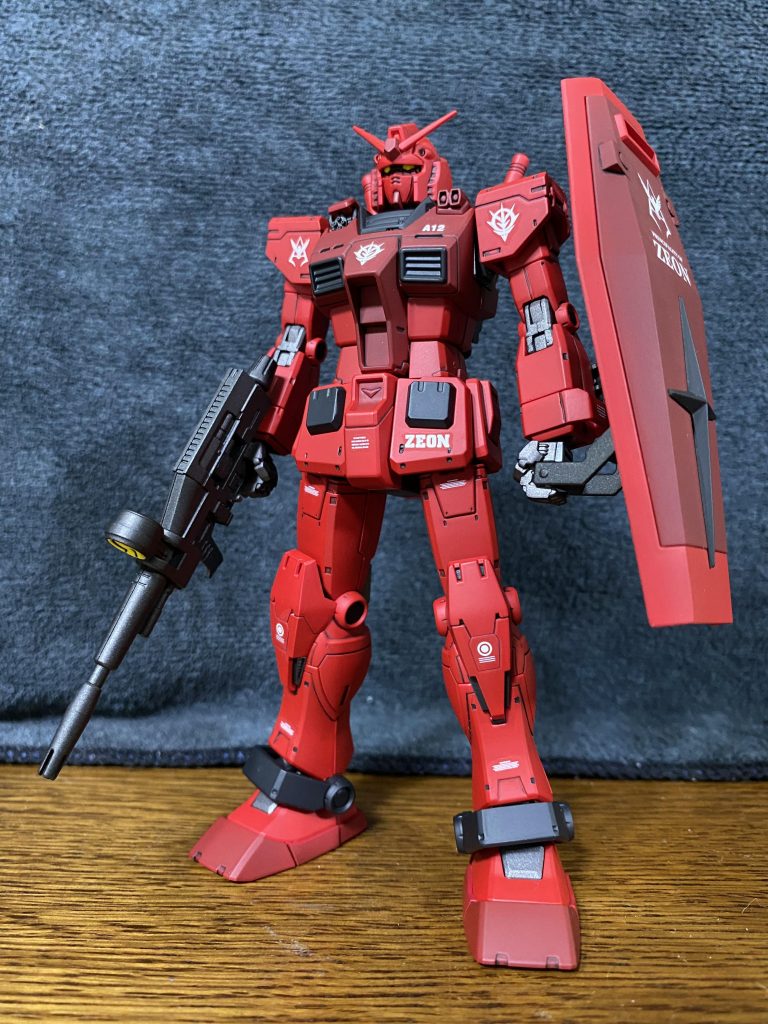 本体の赤は2種類用意し、本来のシャアカラーより少し深めの赤で塗り上げました。　　　　　　　初めてクレオスの「ブラッドレッド」を使ってみましたが、かなりいい感じの赤ですね！