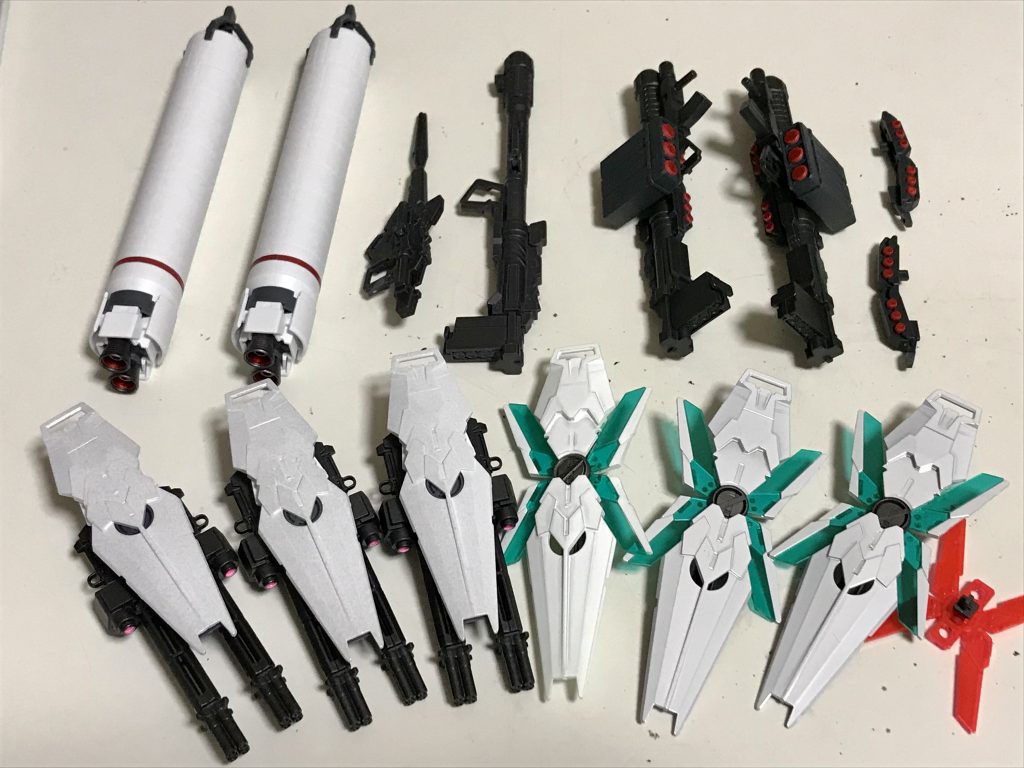 本体を組んだ後にモチベーションが切れないように、武装から作りました。ライフル、バズーカ、ビームガトリングガンは黒鉄色のツヤ消しです。ブースターはバーニアだけガンマカで塗り、ツヤ消しのみです。右下のほうのシールドはこれまで作ってきた別のキットのものです。このフルアーマーを組むことで、ユニコーンのあらゆるモードやシーン再現を楽しもうという狙いなのです(^^)