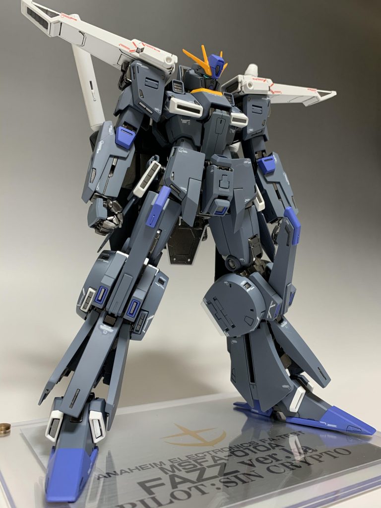 そしてアーマーを外した状態!FAZZはやはり外装があった方がかっこいいですが、この状態もシュッとしていて割とすきだったりします😎この本体に貼られているデカールはほとんど見えなくなるものばかりでしたが、自己満足の元説明書と照らし合わせながらぺたぺた貼りました🤣