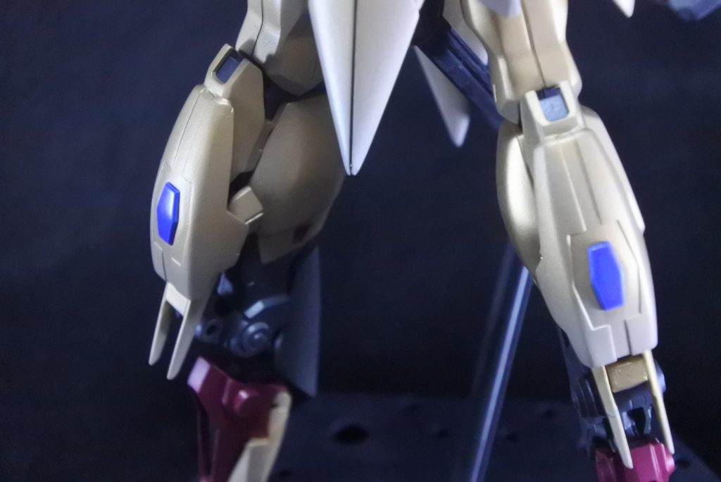 脚部ですが、膝にスターゲイザーの手甲パーツをつけて増加装甲の様にしてあります。スネ装甲もシャープにしてあります。