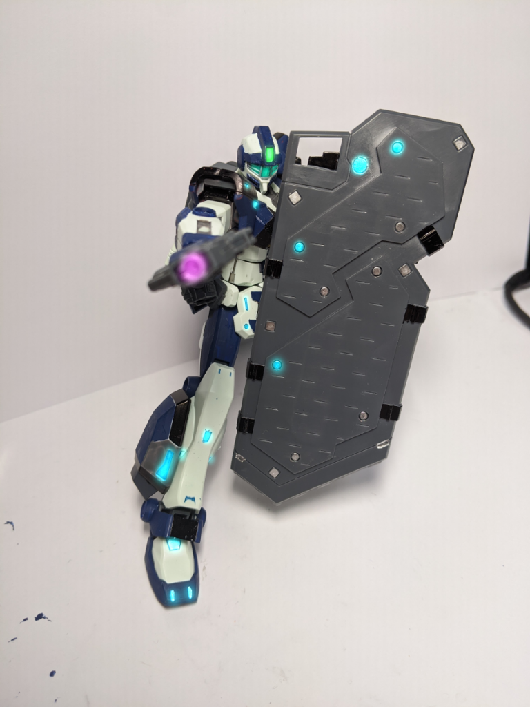 「護る」という特性上、常に部隊の先頭に立ち攻撃に晒される本機だが、防御力と機動力という相反する2つの特性を併せ持つが故に本機に搭乗したパイロットは戦死することが少なく、後にエースパイロットとして名を馳せる者が多かったという。的な。発光加工したら馬鹿格好よくなるの本当凄い(親バカ的思考)