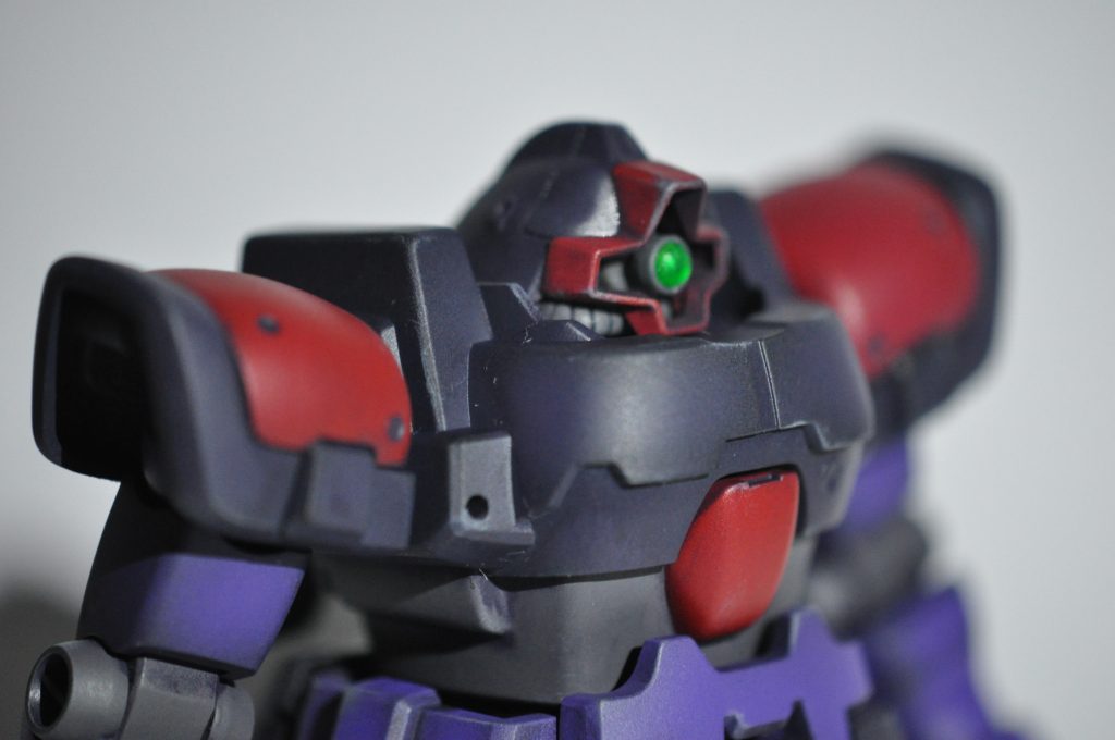 頭部のアップ。モノアイの下にはラピーテープを貼っているので反射してよく光ります!