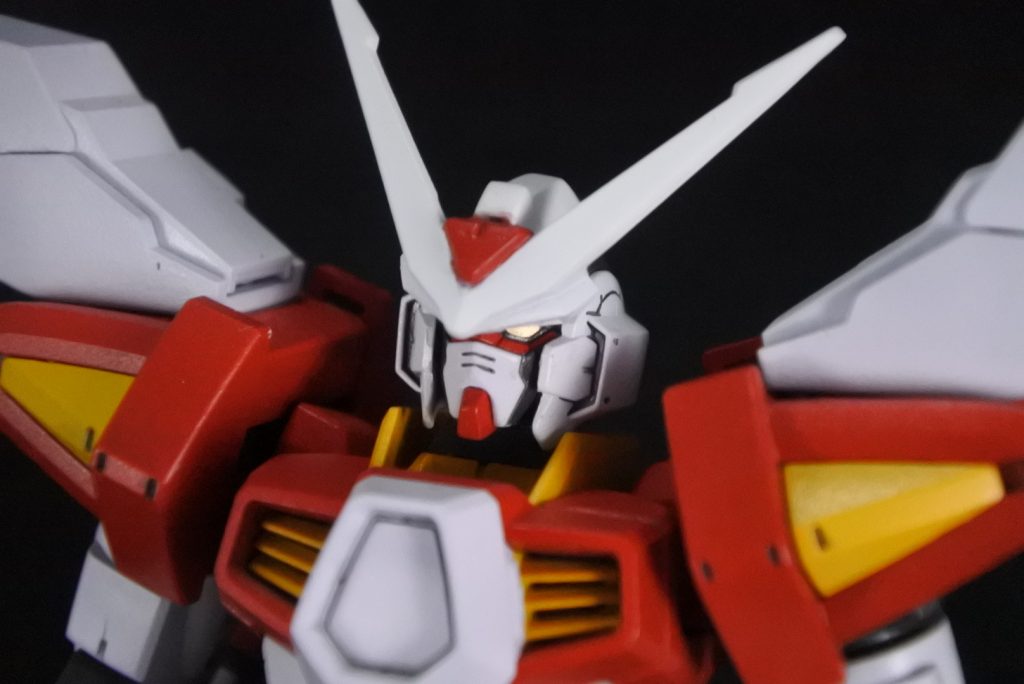 アンテナは中古で手に入れたマーキュリーレブから拝借｡この画像では見えにくいですが､首部にWAVEのUバーニアフラット(正方形)を使用してディテールアップを施してあります｡フェイス部両端をグレーで塗ったらなんともSEEDっぽい顔つきになりました(笑)