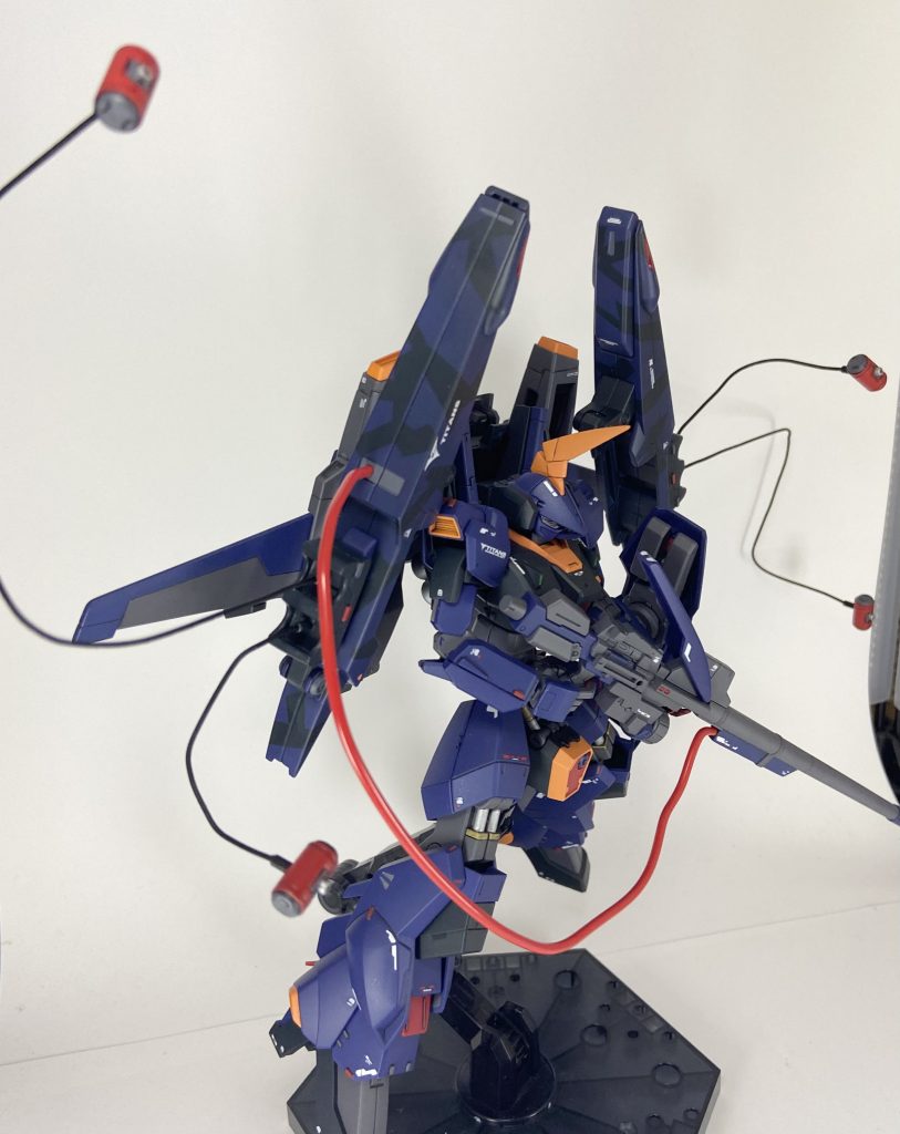 有線式遠隔砲台×4。小回りの効かないロングライフルをカバーするための自衛手段。基本的にはあらかじめ設定された迎撃行動を取るようプログラムされている。ジオン軍で投入された有線遠隔兵器がベースとなり小型化を行ったものであるため、脳波制御も可能。数回の射撃毎にチャージが必要、ケーブルが切れると再使用できないといった課題が残っている。コンテナ部分はプラ板、砲台部分はプラパイプで製作し、カラーワイヤーでぶら下げてます。