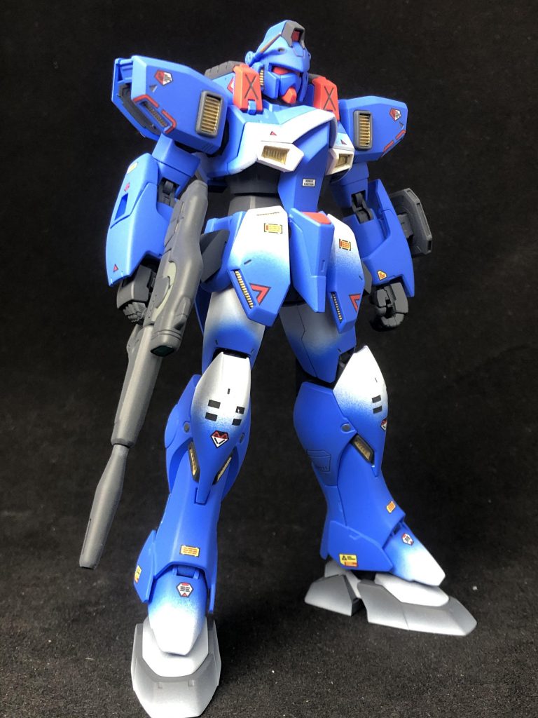 全体的に艶消しで仕上げたけど、カラーリングについては本来全体的に青いこの機体だけどそれじゃ面白くないと勝手にホワイトのグラデをかけてます。モン○ターファームにこんなカラーリングのモンスターいたよね