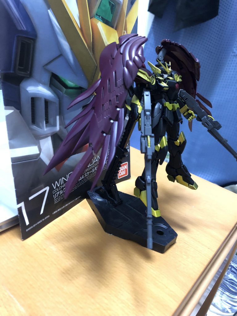 横から。羽の付け根が白いまま…。仮組みしてから塗らないからこういうミスがでるんですよね…