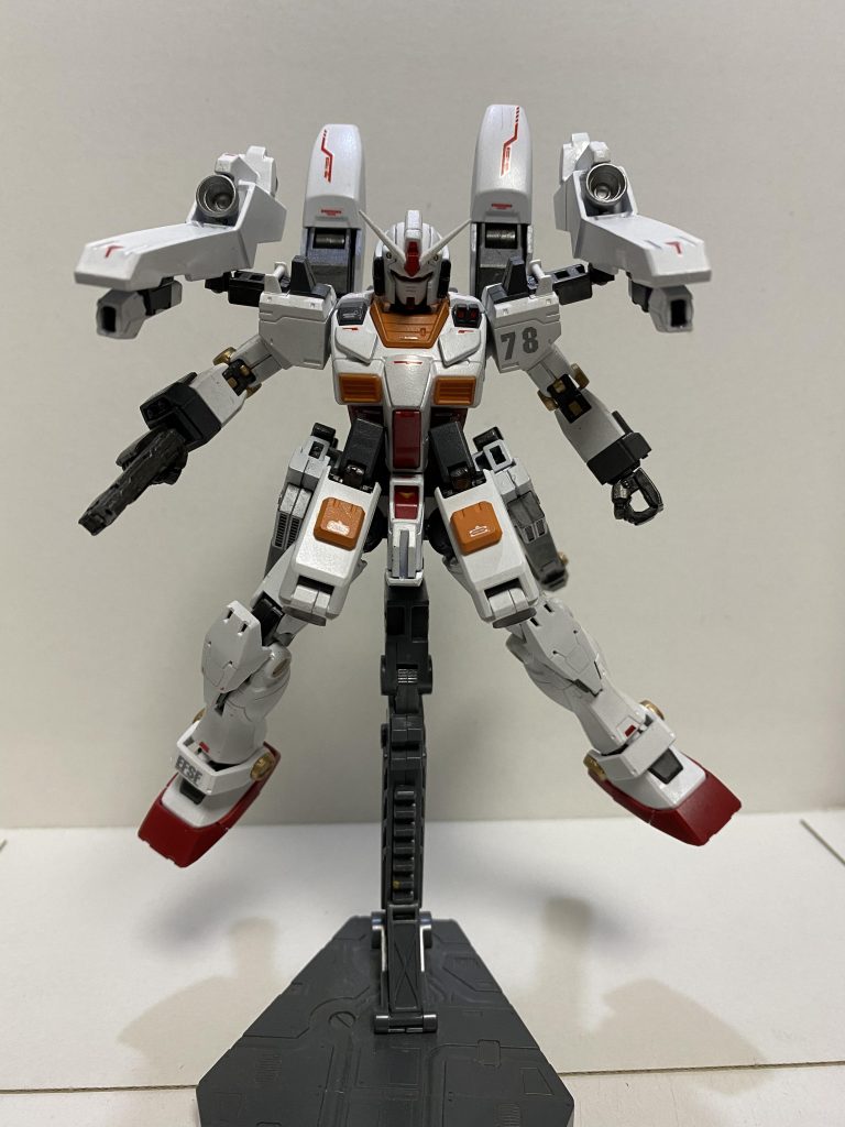 大気圏パック、宇宙用パック装備時。肩部の一部を換装し、ハードポイントを増設することが可能。