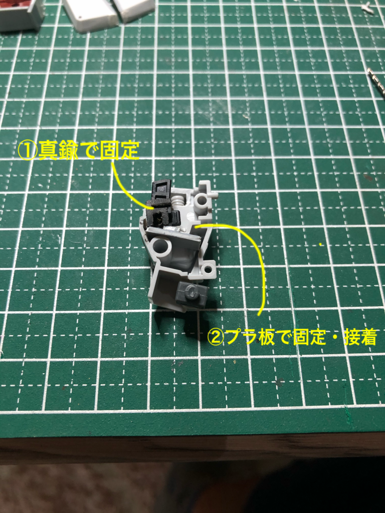 脚の内部もプラ板で補強しながらガタつかないようにしてます。