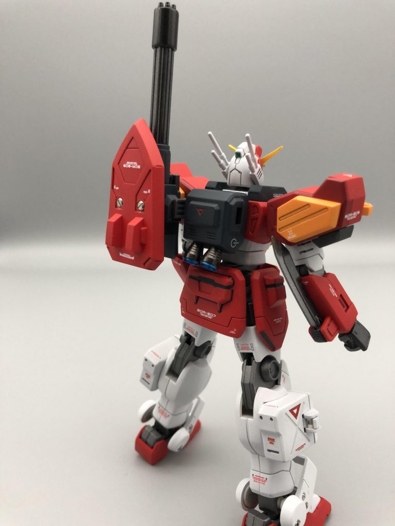 ナイフは刃先部分だけシルバーに塗装しました。