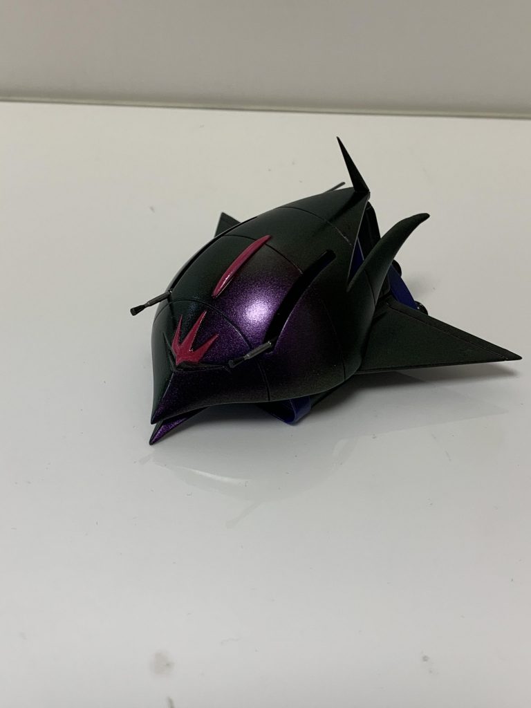 部分塗装はシタデルカラーで筆塗り、墨入れはクレオスのリアルタッチマーカー レッドを使いました。トップコートはクレオスの水性光沢スプレーを使ってます。こうして見ると黒バックと白バックでかなり光の入り方が違いますね。