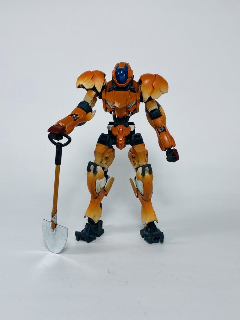 三つ目は、スコップ！漢の装備といえばドリルかスコップ！100均のミニチュアとプラ棒で使ってます。