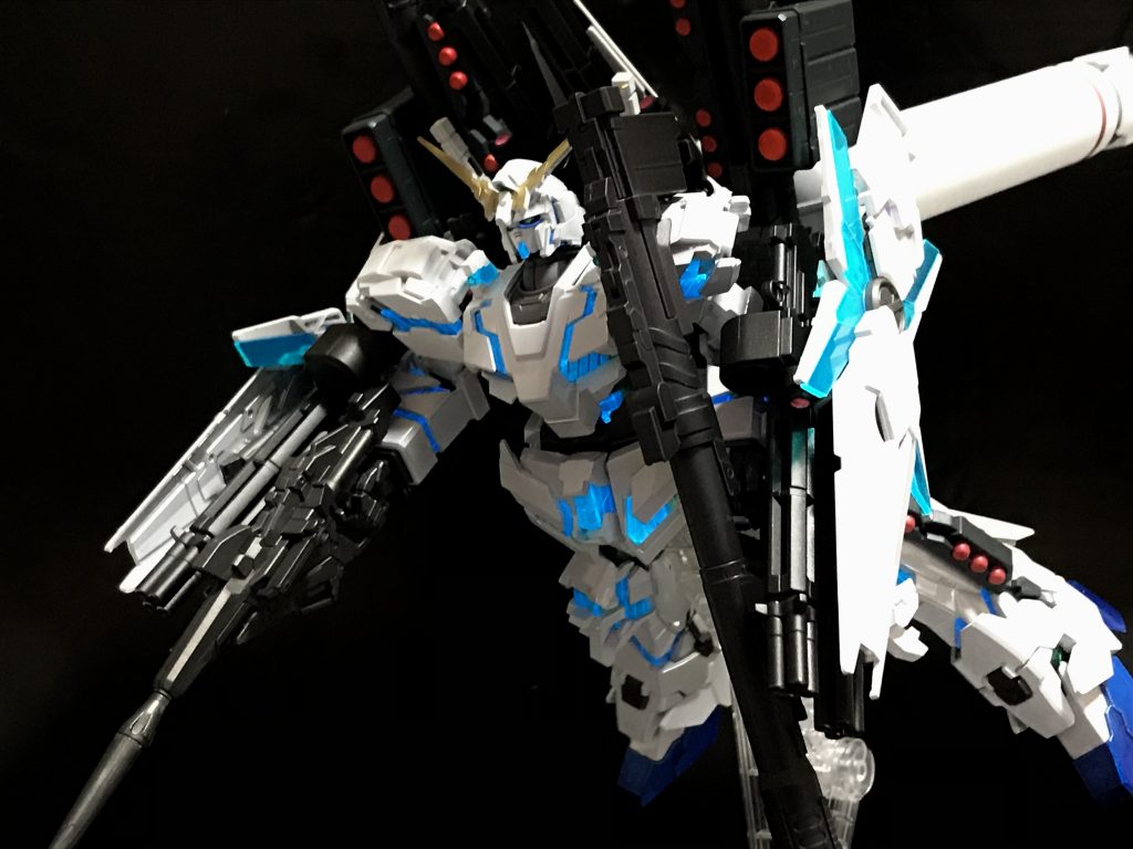 そしてコレもやりたかったんです。先日作ったチタニウムフィニッシュ(緑)をフルアーマーに。劇中では覚醒かつフルアーマー状態はありませんでしたが、さぞかし無敵だろうと思いまして(^^)