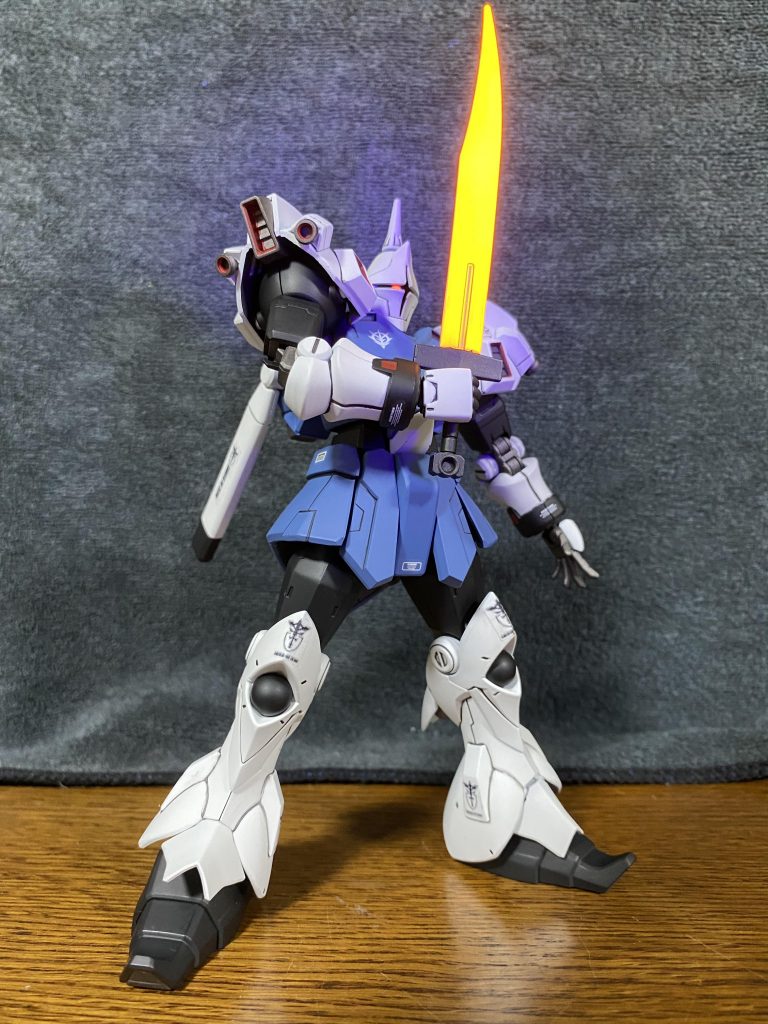 前回のザクⅠ用に作った、グフカスタム用のヒートサーベルを持たせてみましたが、これもアリですね。