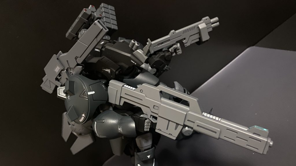 グリモアアドバンスの単体での、防御性能及び機動性能を、極限まで高める為に、フルアーマー化されている。ビームショットライフルサザビーと同等の物だが、銃身部にセンサーが追加されており、高い命中精度を誇る。ベースになった物と同じく、ライフルモードとショットガンモードの切り替えが可能。トリガーに指が掛かっていないのは、安全のため。(トリガーには、撃つ瞬間まで指を掛けないようにしましょう。)V.S.B.Rカノンコンテナ右側に装着されている兵装。よもや説明は不要だろう。この兵装とライフルにより、様々な状況と、射程に対応することができる。