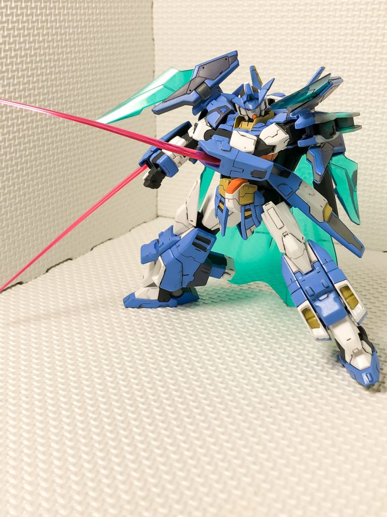 トライアームソードを構えさせました。腕や脚周りはエイジ3がベースになっていて、フォートレスの無骨な感じや足首周りのオービタルの特徴も出ていて良いですね