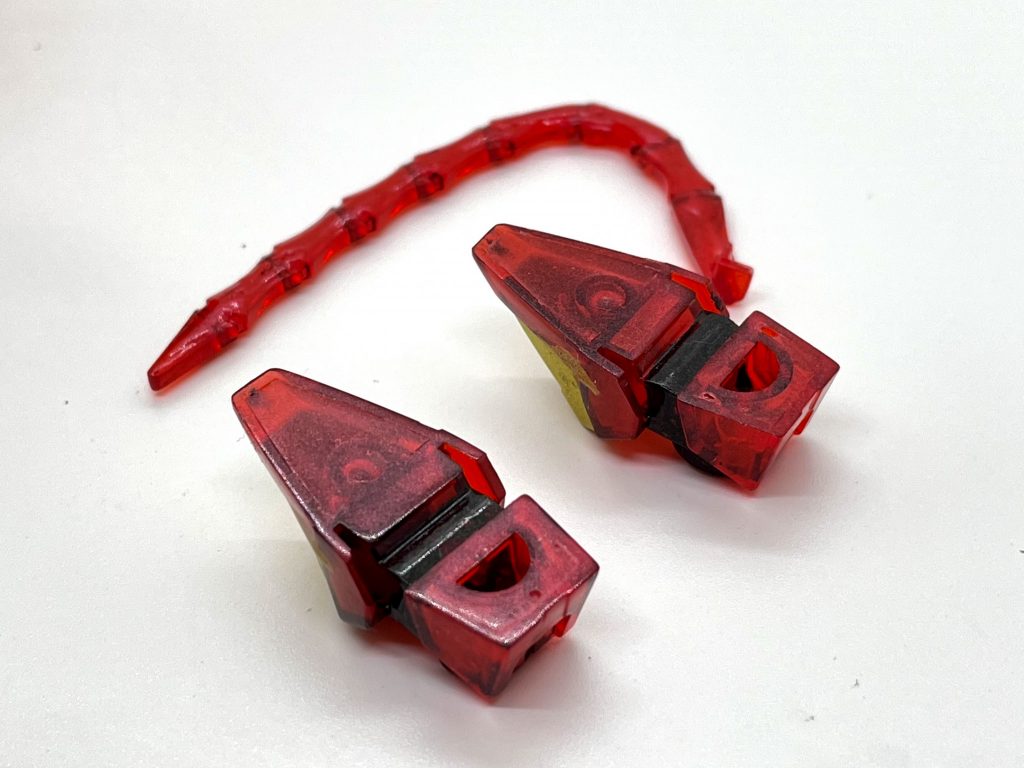 クリアパーツの肉抜き穴はUVレジンで埋めました。