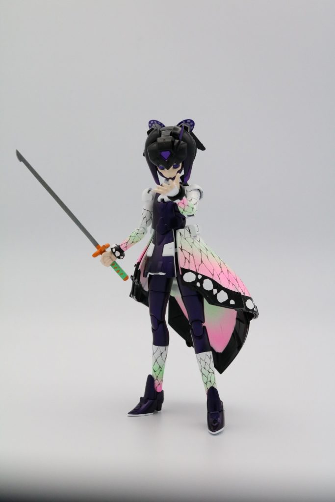 日輪刀資料によりカラーが様々ではありましたがアニメカラーを採用。プラ板と娘が持っていた華の形のビーズを採用してスクラッチ。デザインが一部違っているのに塗装時に気がつきました。。。ので悪鬼滅殺は省略。刃の色は鋼色で薄い青色とあったのでガンメタルの上からアイスシルバーを重ねて角度によっては薄ら青色に見えるようになってます。