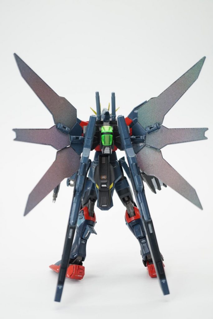 すごくわかりにくいですが、リフレクター部分はファレホの偏光塗料で虹色に光るようになってます。暗めなのが残念。もっとキラキラになって欲しかった!スピード系格闘機体って事で脚はスマートに。と言ってもフリーダムらしき脚をつかっただけですがw