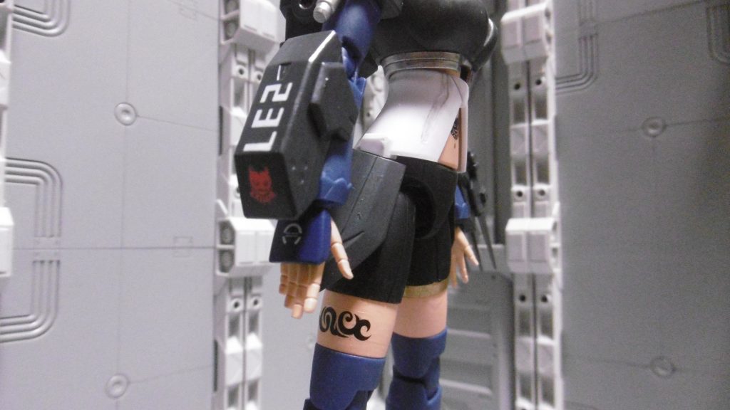 右腕は元のガトリングガンのまま。褐色肌にはタトゥー(後の変貌ぶりを暗示)