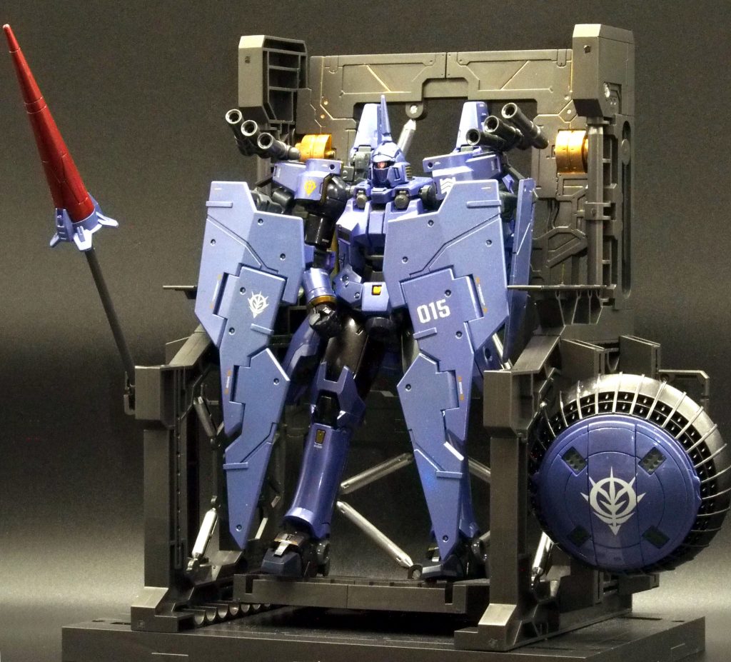 第百五十五話「これが我が社の技術力!!!!!!」初登場シーンです。ヒートランスはインジャスティスウェポンズ、PDWはトールギス+ギャンの盾をミックス、フレキシブルアーマーはガンダムデュナメスから。うっかり「015」とマーキングしてしまいましたが「02」が正解だったかもしれませんね。PDWのジオンマークはMG用水転写デカールから流用。手持ちではこのデカールがいちばん大きかったんですがもうひとまわり大きいのがほしかった。システムベースはなにかと便利な一品です。
