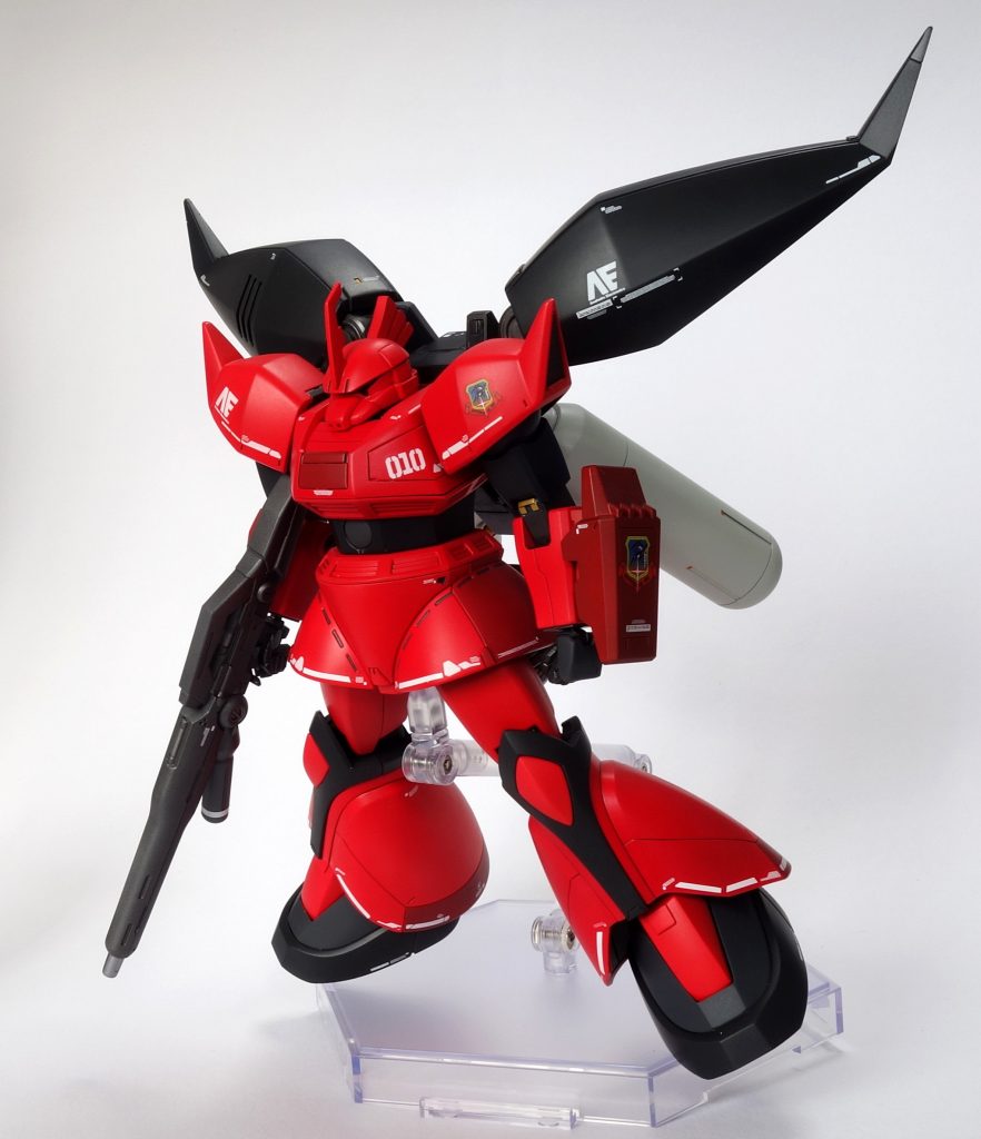 本体色はエヴァレッド。デカールはジオノグラフィを参考に貼り付け。デカール自体はシナンジュ用を使用しています。ネオジオン戦争時期のMSを意識しています。