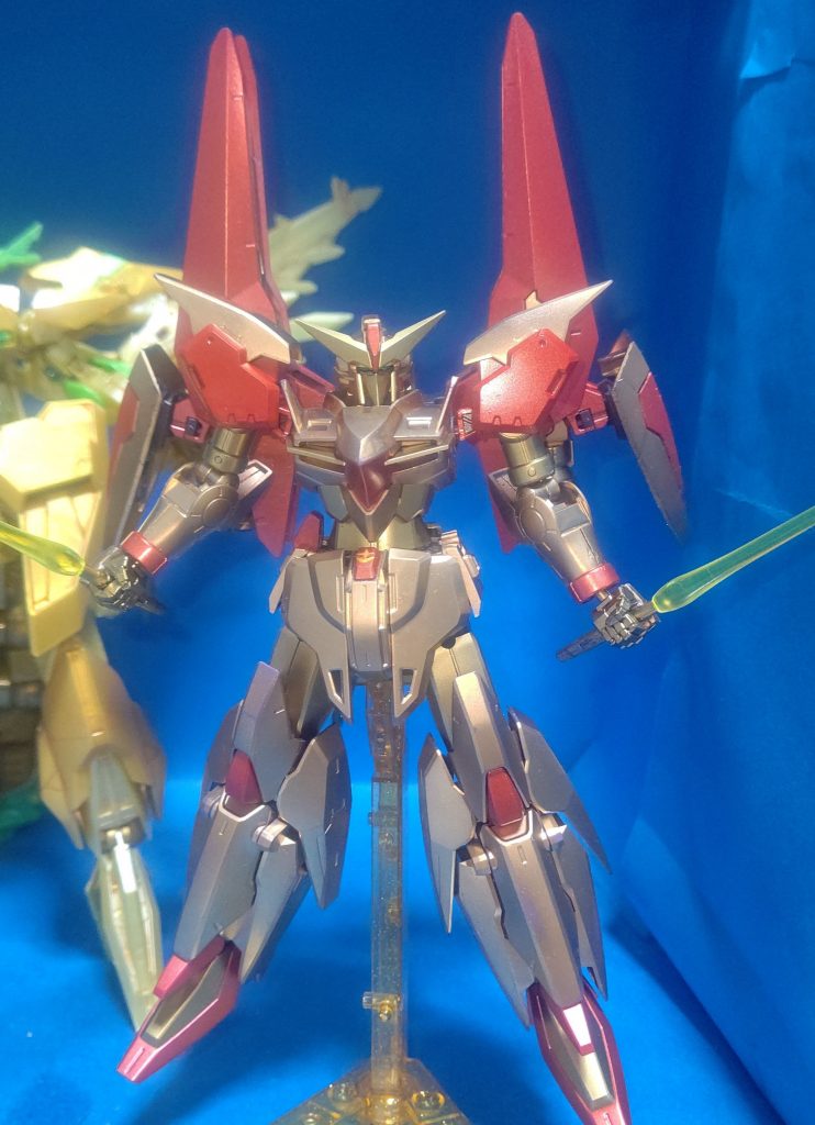 サーベルの刀身はUCマラサイのものを貰ってきました。また、連邦マークは余っていたデカールを切って使っています。マサキは連邦マークとか使わなそうな気がしますね。インテーク形状やらライフルのレドーム形状やら、どことなくSガンダムの意匠も混ざっている気がするのは偶然でしょうか。そして今気づいたんですが、腰の左横のパーツが一つ足りないですね。どこいった。