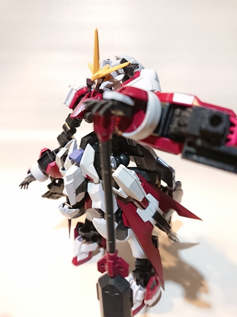 メイン武装はソードメイス。容赦なく敵を叩き潰します。