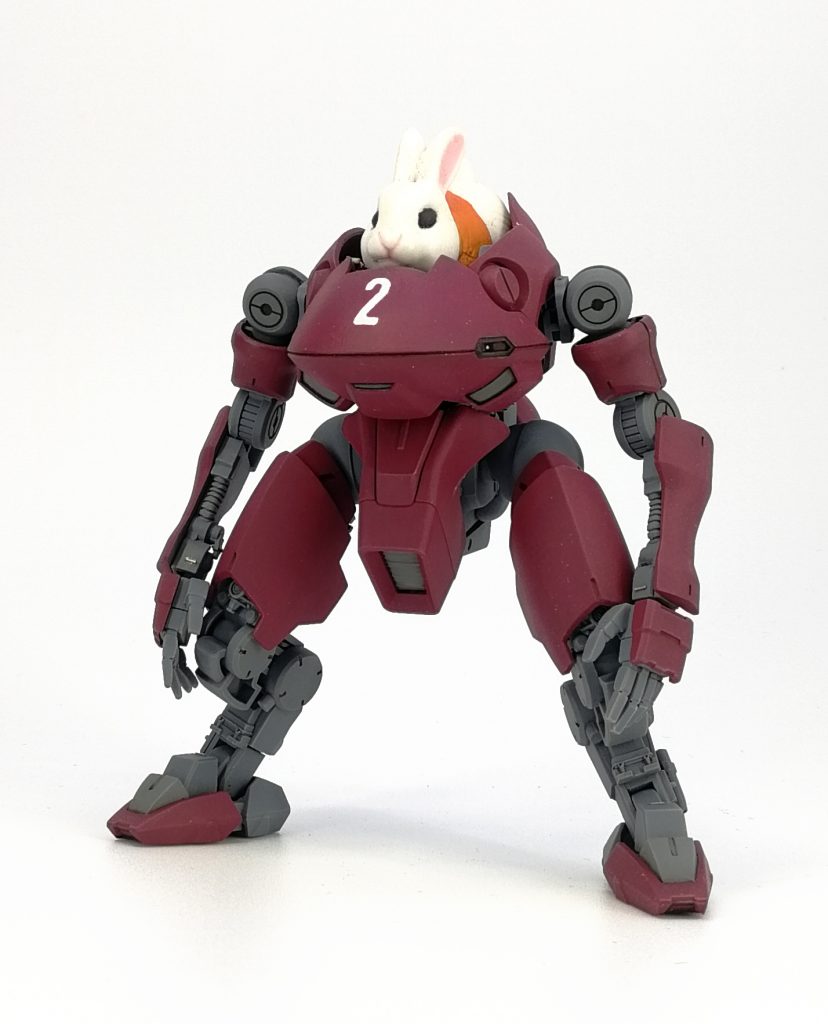 頭というか中の人はコレクションフィギュアの兎にパテで上着着せました。胴はガーベラテトラの上半身反転して下半身と接続。尻尾はグリモアの肩。腕はガンダムフレームの下腕を半分削いで細くしたもの。脚周りはグリムゲルデを獣脚に組み替えたものに百錬の足首を接続。