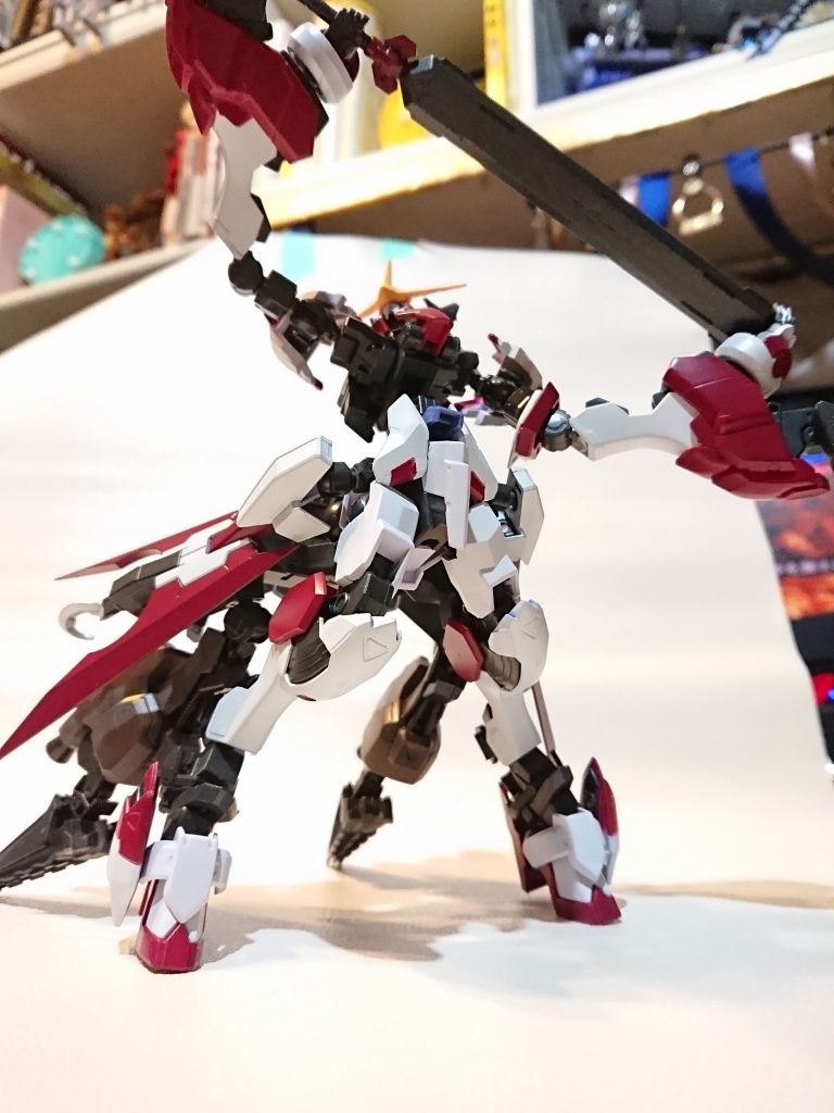 腰部にアンカーショット付きバインダー、尾部にはバリカンソーを搭載。搭乗者の要望か、残虐性が感じられる武装が目立ちます。