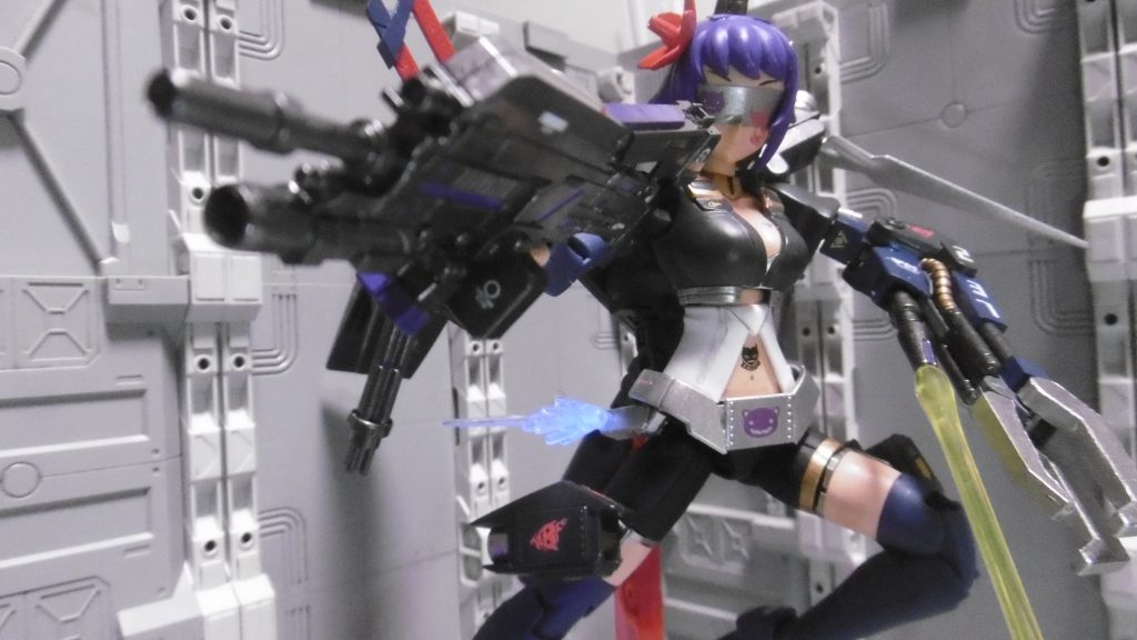 手持ち武器は「HGUC ジェスタ・キャノン」のグレネード・ランチャー付ビーム・ライフル。そのままでは保持がやや不安定なため、グリップ部と銃持ち手の塗膜を他より厚めに調整。左腕は上腕から下を「HGUC バイアラン・カスタム」の腕に変更。ビームエフェクトは黄色に統一し「HGBF ドライオンⅢ」から。「HGBC Ez-ARMS」余剰パーツ(シャドウファントム用レドーム接続軸)を元のサイドアーマー箇所へ捻じ込み、先端の3mm穴に蛍光クリアーを塗った「HGBC 忍パルスビームズ」の噴炎エフェクトを付けて、ブラックライト反応化。