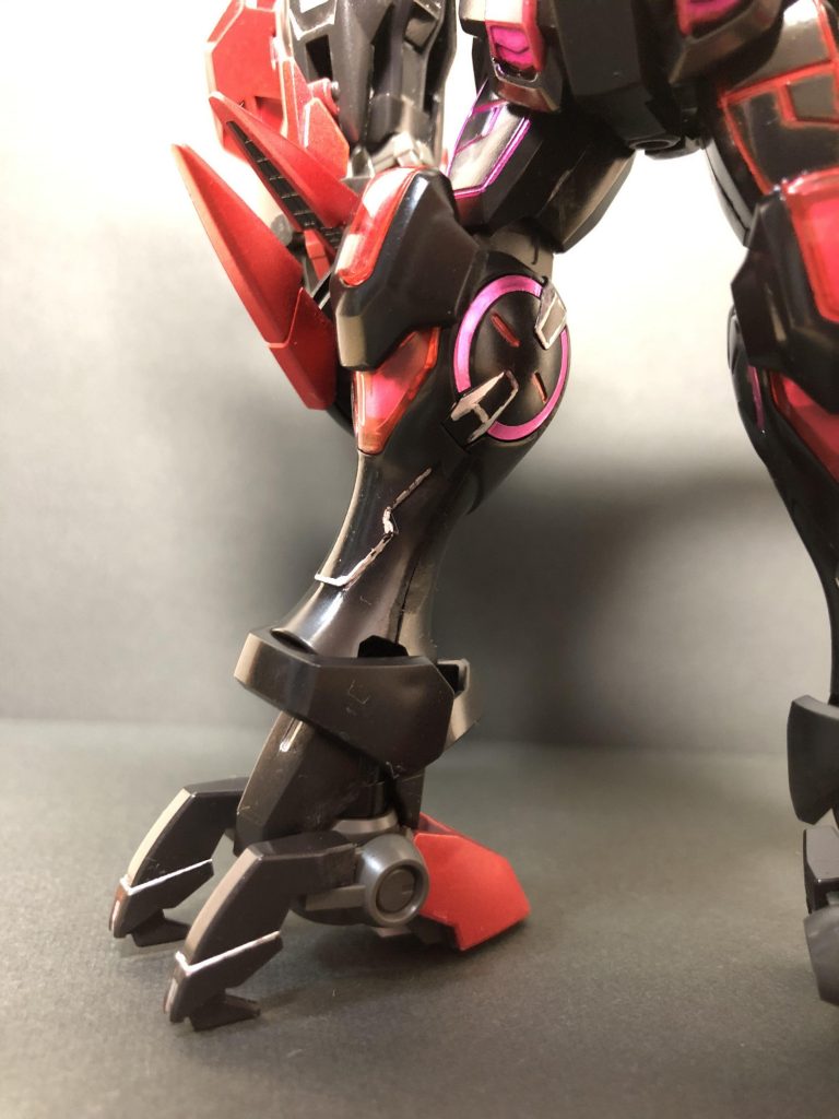 G-エルスはキットの出来が優秀すぎて、あまり改造の余地のないのが玉にキズ。最終的にはガンダムマーカーのシャインシルバーやロイヤルメタレッドを使い、スミ入れに近いことをして見てくれを整えました。