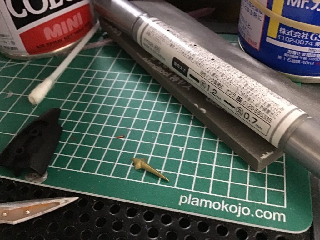 バスターシールドには、こんな感じでランナータグから削り出して重ねて削ってを2、3回繰り返して作った十字架を取り付け。やっぱTV版をイメージするならコレが無いとねw