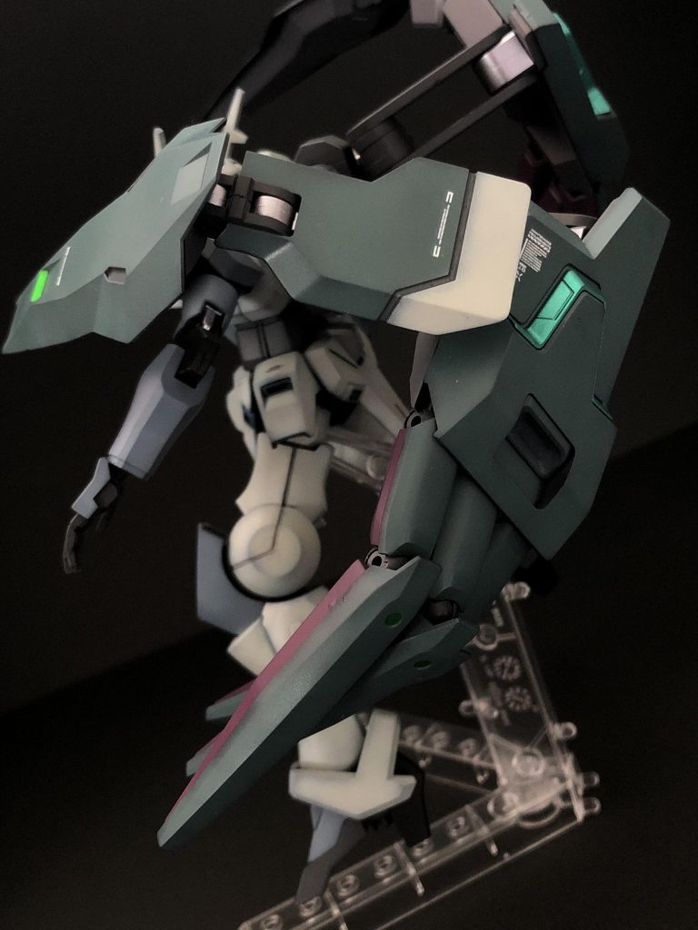 アームは稼働も保持も良好で、色んな角度をつけることができます。カッコいい。