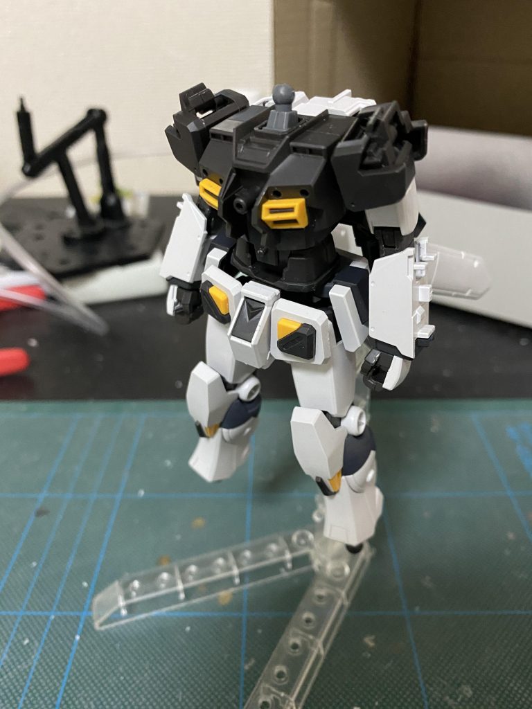 〜各部塗装〜ここでニューガンの素質に気づく。スジ彫り、ディティールアップは一切せずに塗装。メインのグレーは、ガンダムマーカーより「ファントムグレー」を調色。