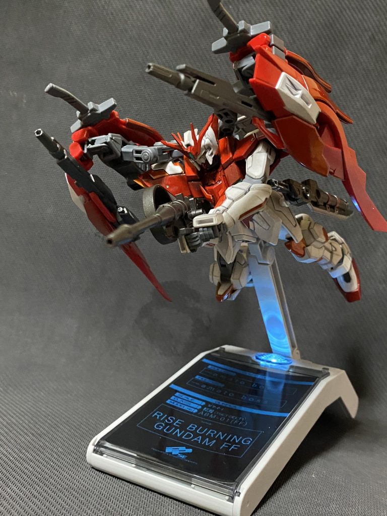 こちらは水中戦を想定した潜航形態、ビームが減退する戦局においてグリムゲルデから流用した実弾ライフルは活躍しそうですね。