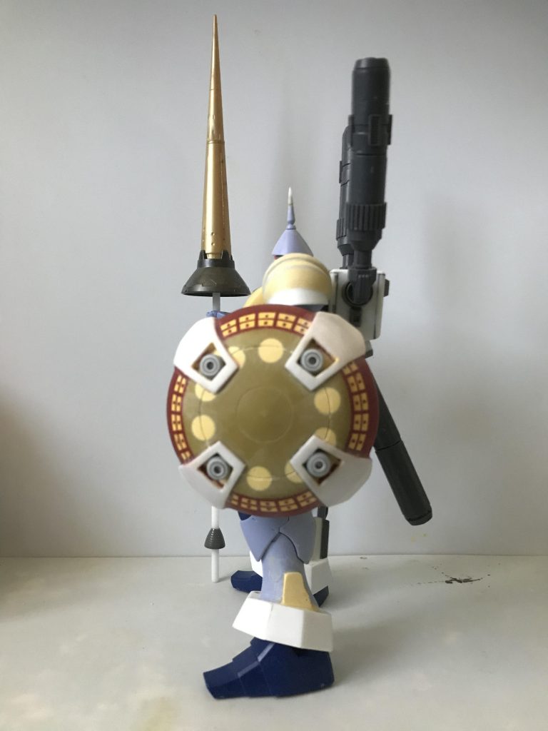 シールドはポリパテで埋めてからディテールを潰し、プラ板を貼りました           ディバイダーで円形にスジボリ